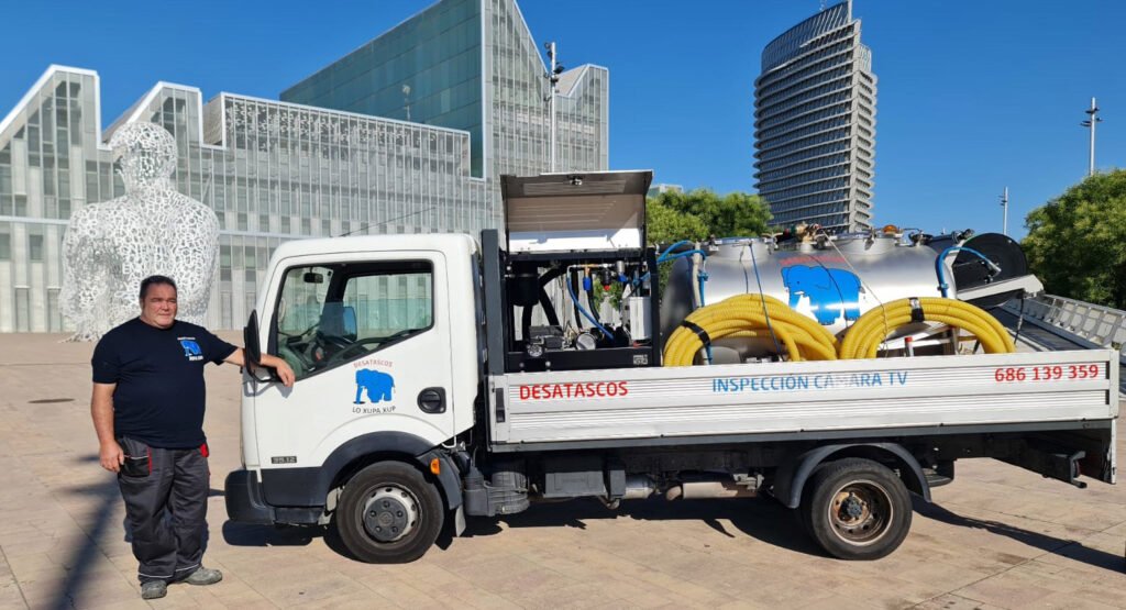 Camión cuba Xupa Xup con mangueras de succión y operario