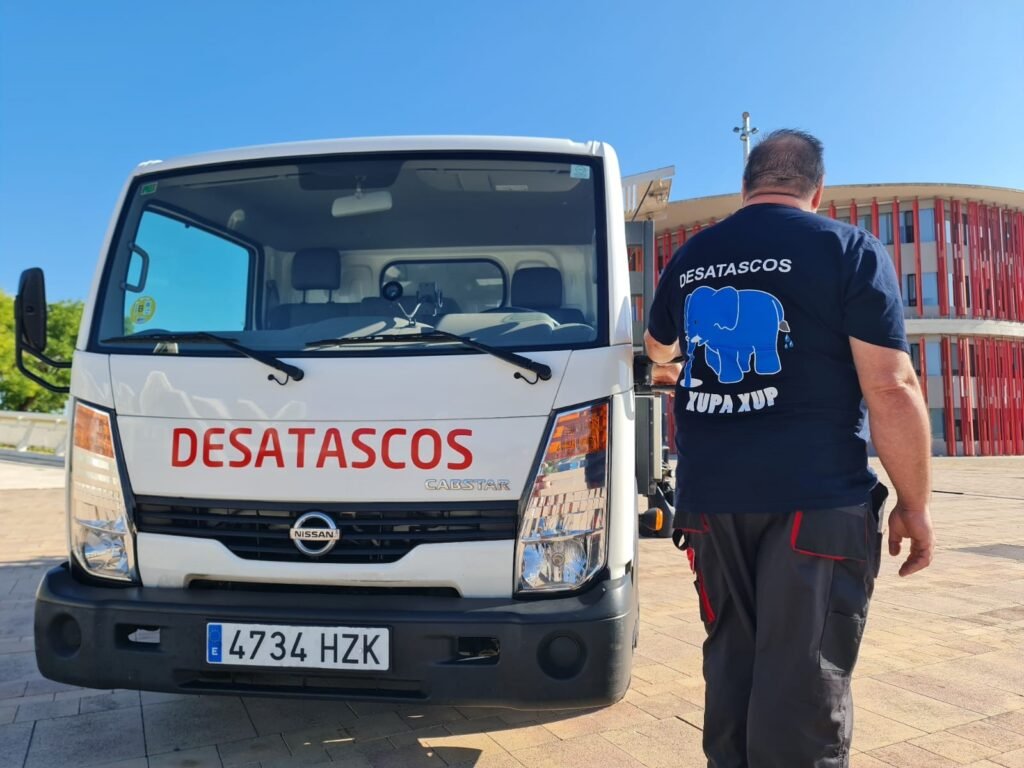 Camión de desatascos Xupa Xup y miembro del equipo