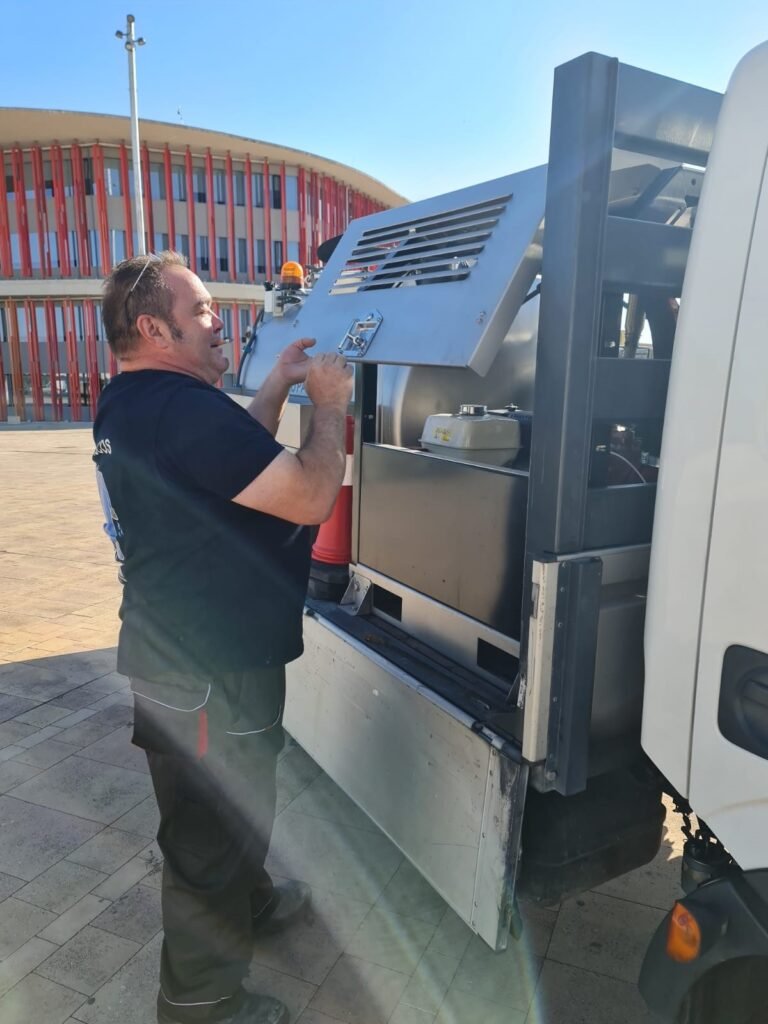 Técnico de Xupa Xup preparando los equipos del vehículo